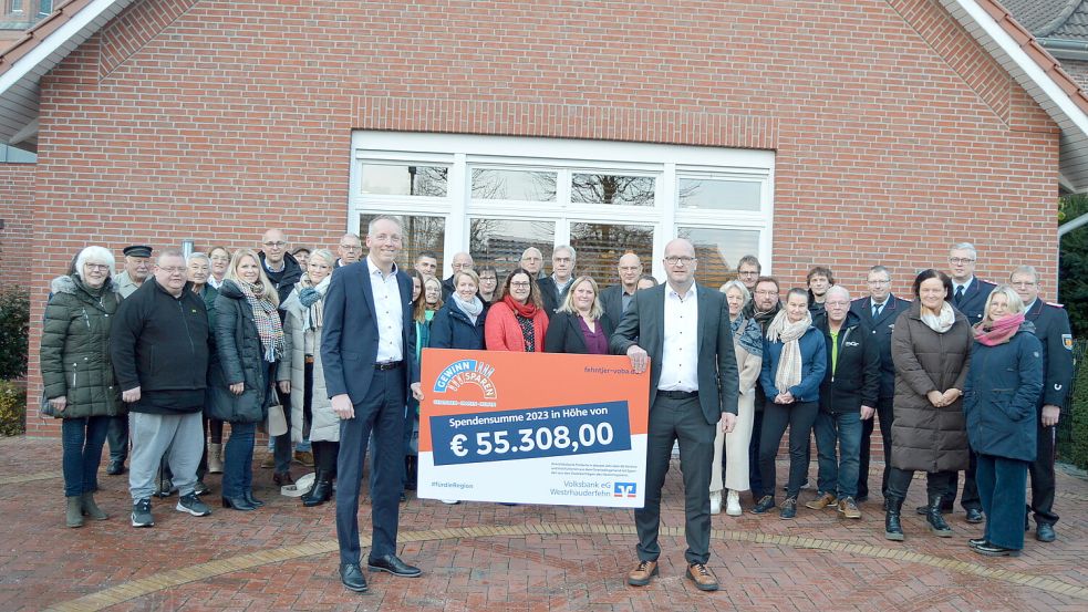 Insgesamt 55.308 Euro schüttet die Volksbank Westrhauderfehn in diesem Jahr an Spendengeldern aus. Vertreterinnen und Vertreter aus 64 Vereinen, Gruppen und Institutionen kamen zur symbolischen Übergabe im Fehntjer Forum zusammen. Fotos: Weers