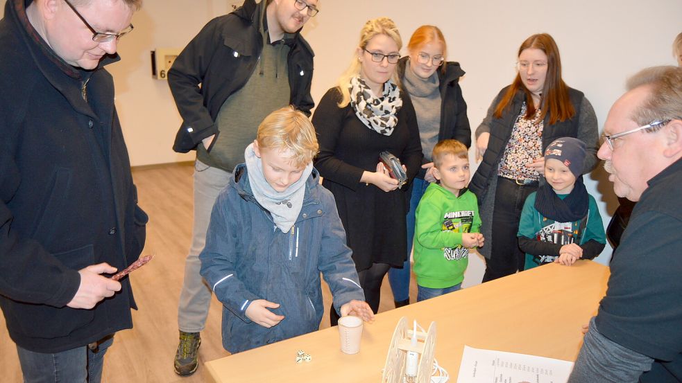 Jayden Voskamp (Zweiter von links) hatte die größte Augenzahl. Er gewann im Schützenhaus in Glansdorf eine beleuchtete Holzdeko. Fotos: Weers