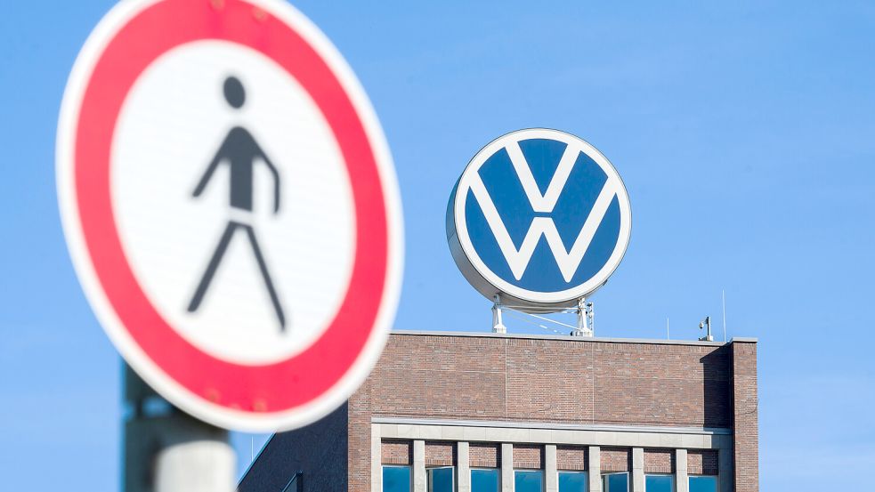 Volkswagen will seine Personalkosten um 20 Prozent senken. Foto: dpa/Julian Stratenschulte