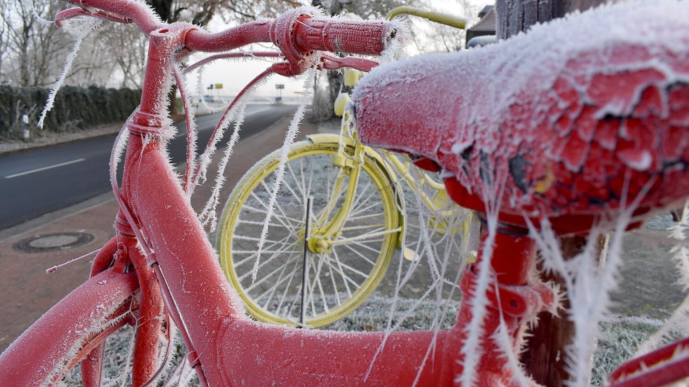 Wann beginnt der Bau des Radweges zwischen Holte und Stickhausen? Dieses Foto entstand auf der Potshauser Straße in Potshausen. Dort und an vielen anderen Stellen haben Anwohner Fahrräder aufgestellt, um sich für den Bau einzusetzen. Archivfoto: Zein