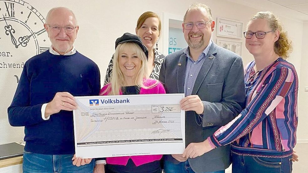 Spendenübergabe in Friesoythe (von links): Gerd Dumstorff, Elvira Fischer, Martina Kramer, Thomas Otto und Stephanie Schmidt. Foto: Privat