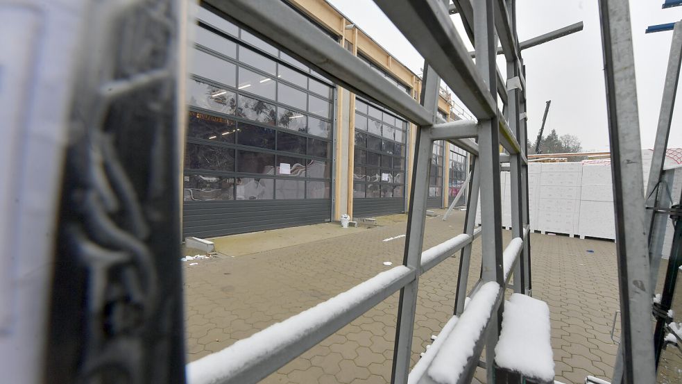 Die Werkstatthallen haben ihre Tore schon erhalten. Foto: Ortgies