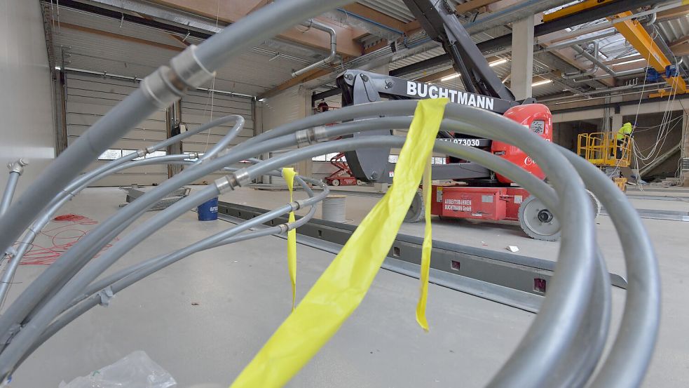 In den Hallen werden unter anderem noch Kabel verlegt. Foto: Ortgies