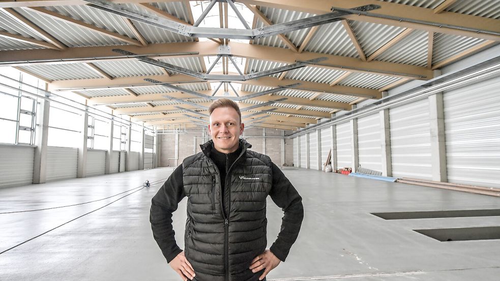 Die Hallen wirken riesengroß, wie Jan Peters zeigt. Foto: Ortgies