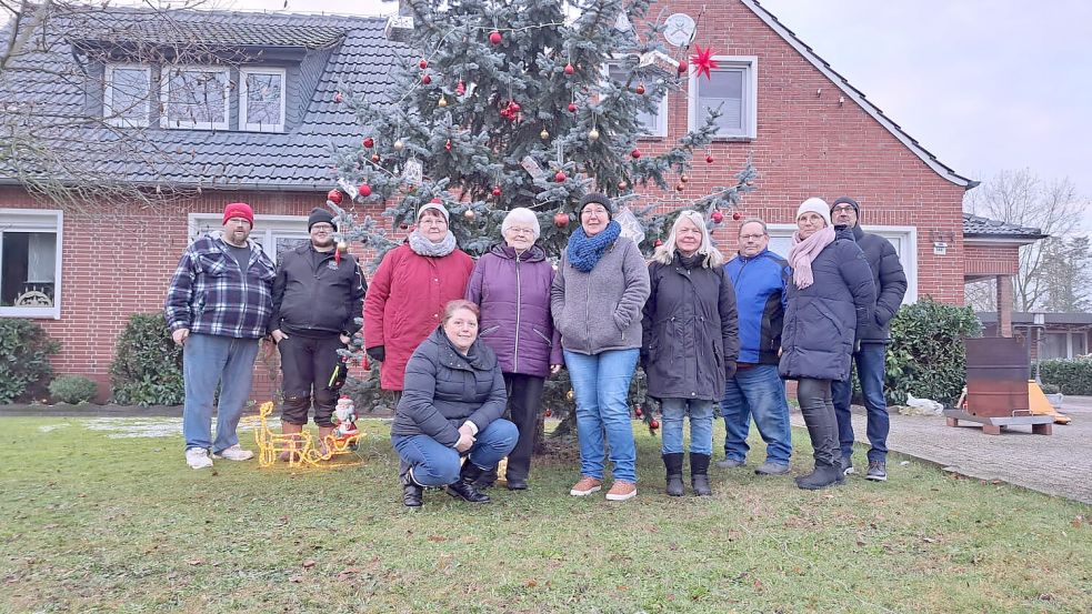 Die Nachbarschaft der Papenburger Straße vor dem geschmückten Baum. Foto: Privat