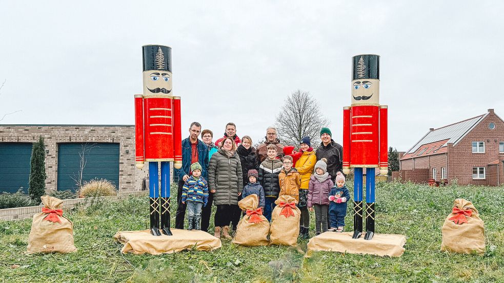 Die Nachbarn der Papenburger Straße in Rhauderfehn haben Nussknacker gebaut. Foto: Privat