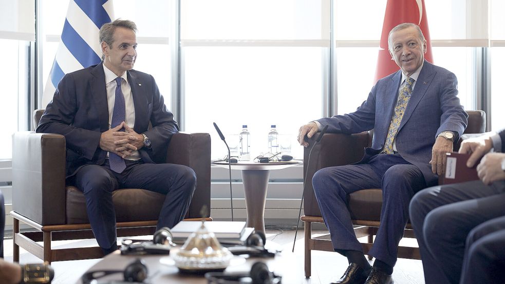 Griechenlands Premier Kyriakos Mitsotakis (l.) und der türkische Präsident Recep Tayyip Erdogan wollen ihre bilateralen Beziehungen verbessern. Das würde beiden Ländern nutzen. Foto: dpa/Dimitris Papamitsos