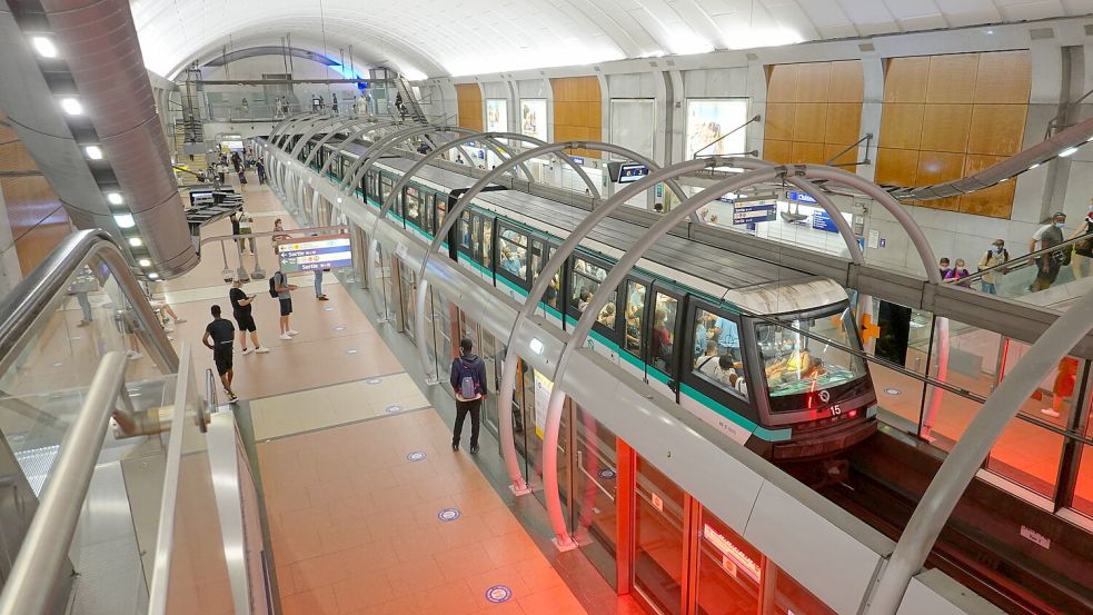 Die Pariser Linie M14 wird per Funk von der Leitzentrale aus gesteuert. Züge und Bahnsteige werden mit Kameras überwacht, Absperrungen verhindern, dass Passagiere auf die Gleise gelangen können. Foto: imago images/viennaslide