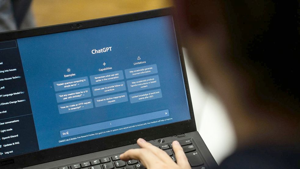 Mit dem Chat-Assisstenten „ChatGPT“ von OpenAI lassen sich ganze Textpassagen generieren. Foto: dpa/Frank Rumpenhorst