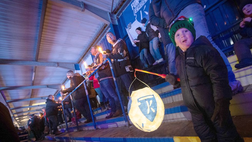 Der lange Abend im Ostfrieslandstadion begann mit Besinnlichkeit und dem Weihnachtssingen. Dieser Junge hatte sogar eine Kickers-Laterne mitgebracht. Fotos: Doden/Emden