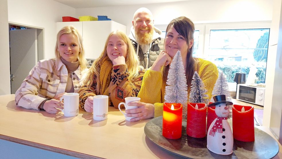 Manja Schnepel (von links), Lena Janssen und Ramona Kromminga sind angehende Erzieherinnen und unterstützen derzeit Jugendpfleger Kim Kanschat im JUZ Wasserturm in Weener. Foto: Gettkowski