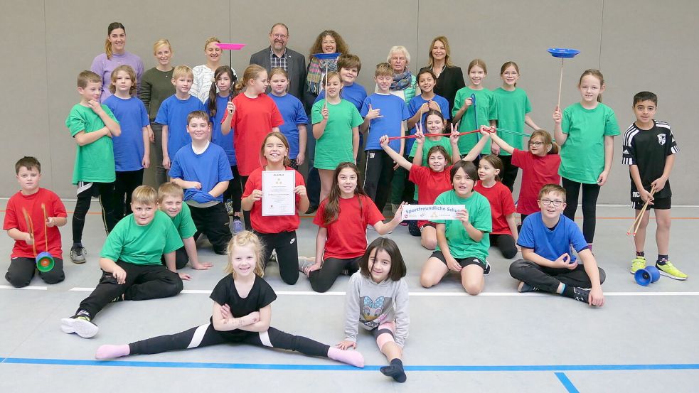 Die Mädchen und Jungen der vierten Klassen der Marienschule zeigten während der Feierstunde ihr Können aus dem Zirkusprojekt. Im Hintergrund zu sehen sind (von rechts) Fachberaterin Ulrike Rieger, Waltraud Behrends vom Kreissportbund, Schulleiterin Monika Olling, Bürgermeister Thomas Otto von der Gemeinde Saterland sowie die Lehrerinnen Simone Pollmann, Lisa-Marie Fricke und Lisa Deeken, die das Zirkusprojekt betreuen. Foto: Kruse