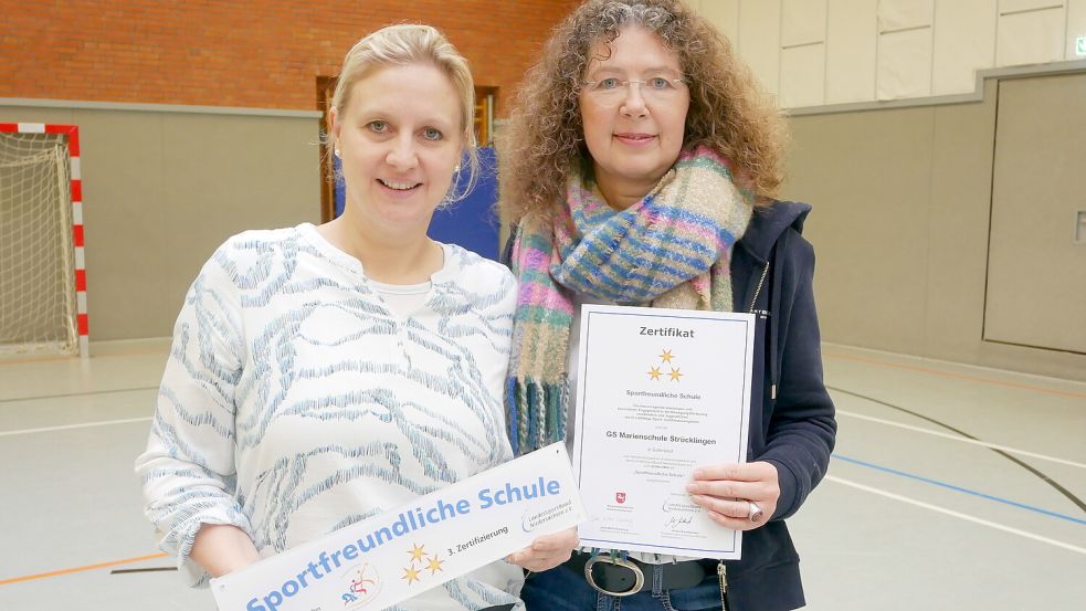 Fachleiterin Sport Simone Pollmann (links) und Schulleiterin Monika Olling freuen sich über die erneute Auszeichnung. Foto: Kruse