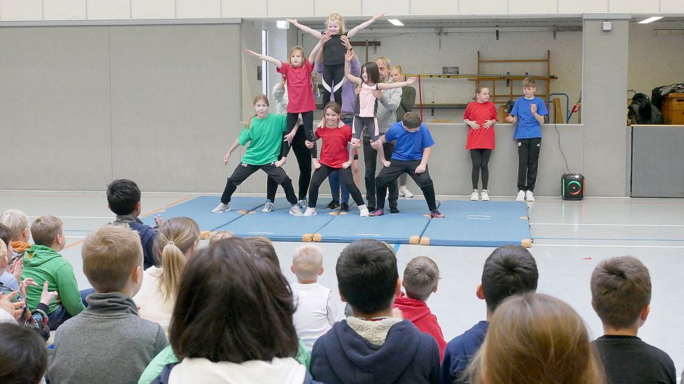 Akrobatik wird beim Zirkusprojekt an der Marienschule Strücklingen trainiert. Hier zeigten einige Jungen und Mädchen während der Feierstunde, was sie bereits können. Foto: Kruse