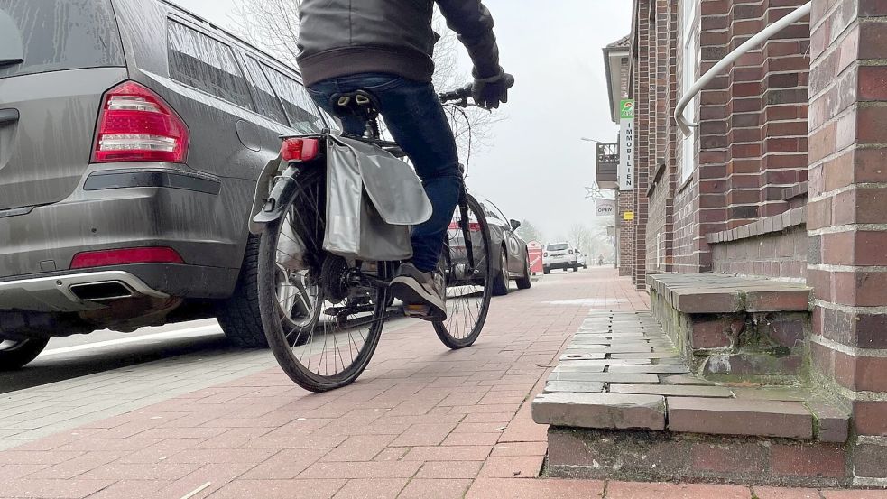 Am Untenende in Rhauderfehn wird es auf dem Geh- und Radweg mitunter eng. Foto: Archiv