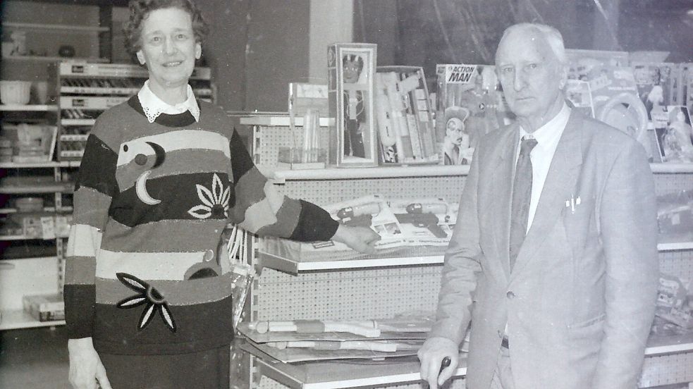 Das Foto von Elfriede und Hermann Luikenga in ihrem Geschäft wurde kurz vor der Schließung aufgenommen. Fotos: Archiv