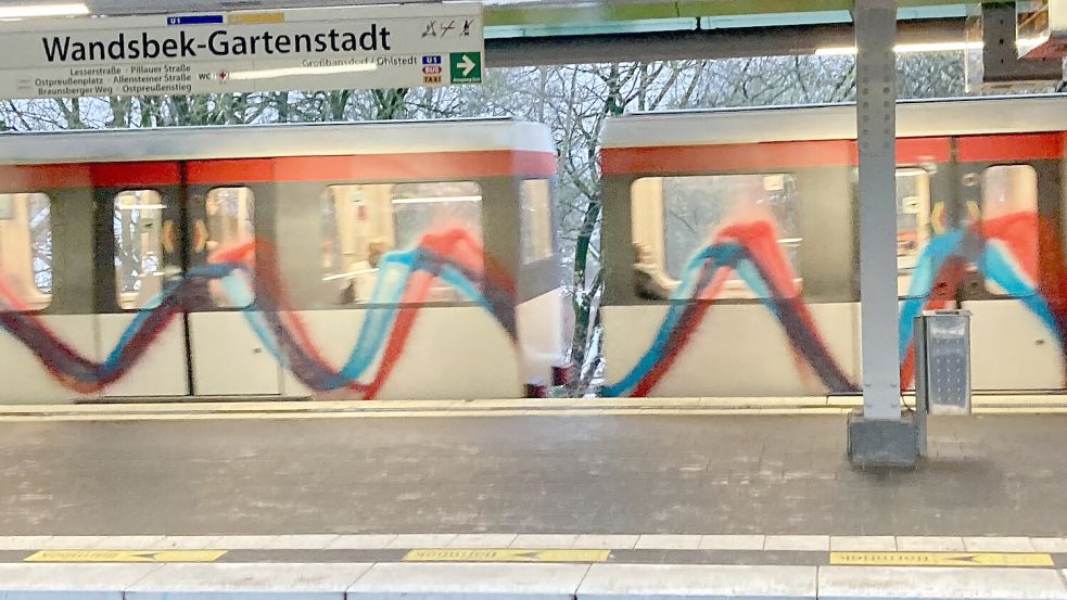 Ein Zug der Linie U1 mit „Terror-Line“ am Donnerstag in der Station „Wandsbek-Gartenstadt“. Foto: Markus Lorenz