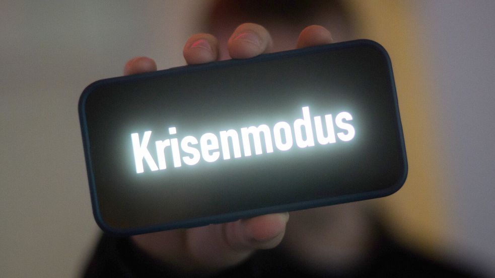 Das Wort des Jahres «Krisenmodus» steht auf einem Smartphone-Display. Foto: dpa/Julian Stratenschulte