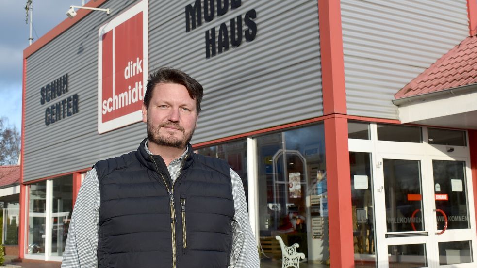 Nach dem Tod seines Vaters Wolfgang Schmidt im Mai 2023 ist dessen Sohn David Schmidt alleiniger Geschäftsführer des Modehauses und Schuhcenters in Idafehn. Der 40-Jährige ist zurzeit dabei, das Ida-Center durch Neuansiedlungen von Geschäften aufzuwerten. Foto: Zein