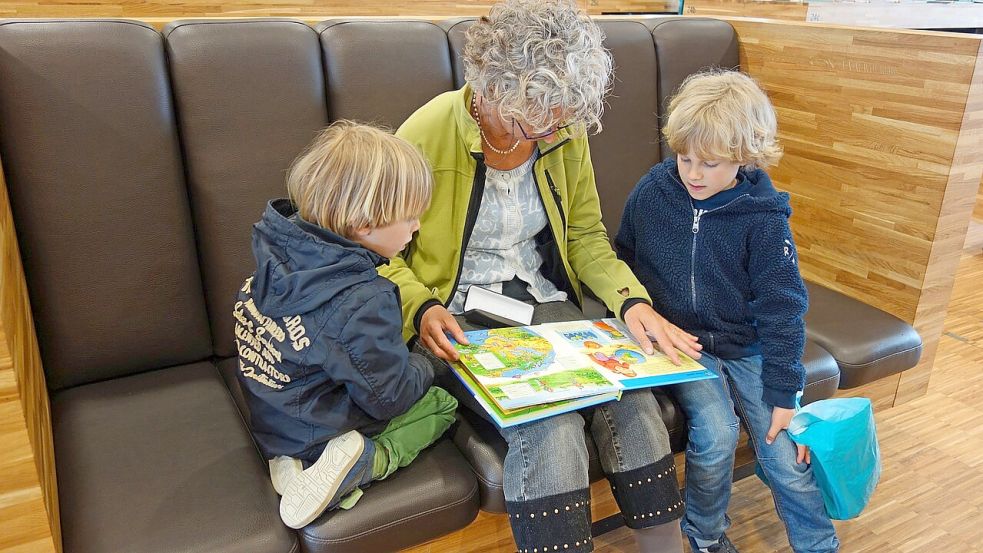 Eine Frau liest Kindern etwas vor. Bildung fängt früh im Elternhaus an. Foto: Aline Dassel auf Pixabay