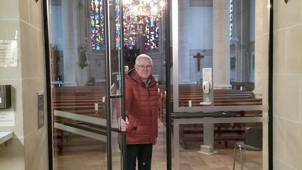 Küster Georg Wallschlag zeigt die neue Tür im Turm der Kirche St. Georg. Foto: Rosa Strohschnieder/Förderverein