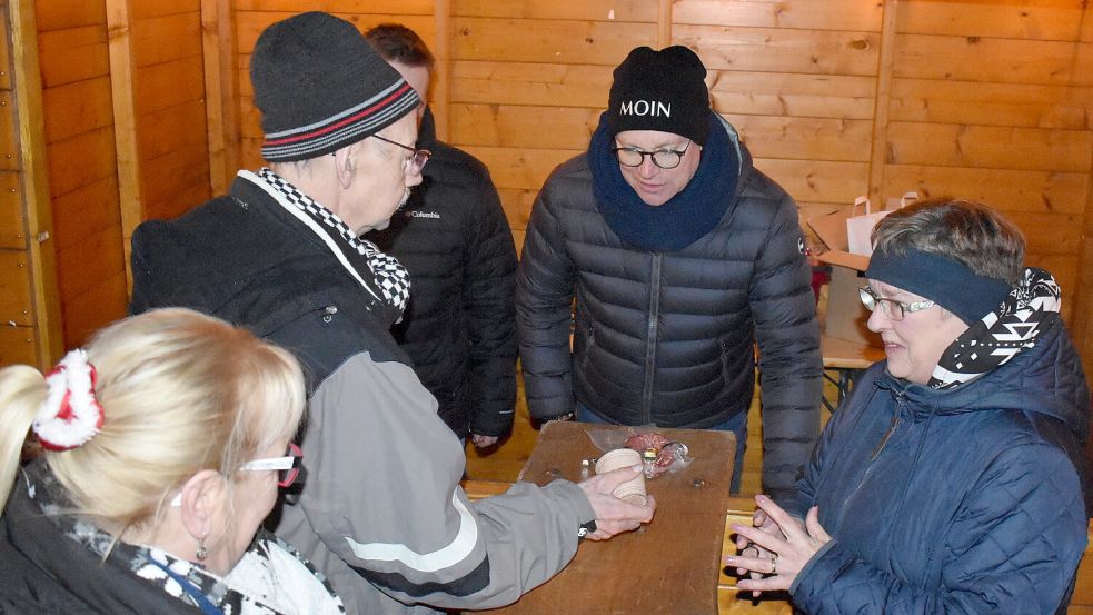 An der Knobelbude beim Adventsmarkt in Westrhauderfehn hatten alle viel Spaß - auch GA-Chefredakteur Lars Reckermann (Zweiter von rechts) Der Erlös ist für die GA-Weihnachtsaktion bestimmt. Fotos: Zein