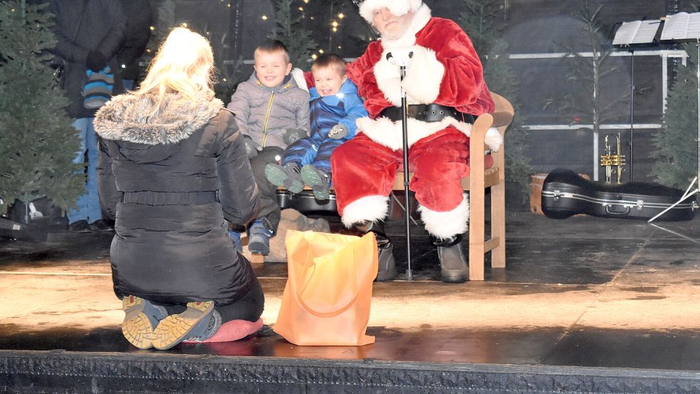 Die jungen Gäste konnten sich gemeinsam mit dem Weihnachtsmann ablichten lassen.