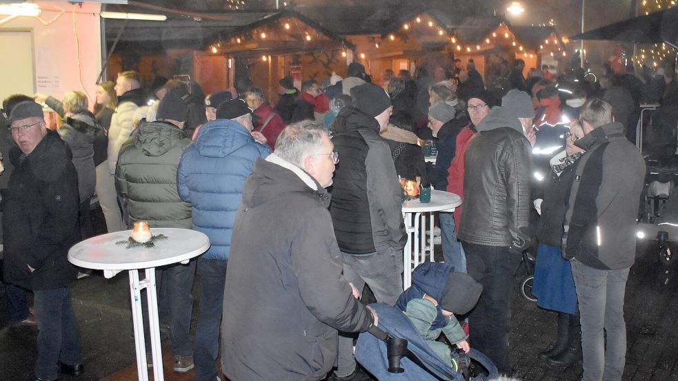 Die Besucher genossen Speis und Trank.