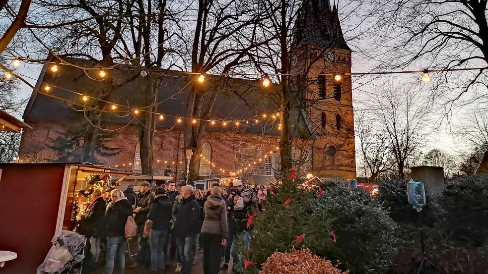 Am Sonntag findet vor der Kirche in Remels wieder ein Weihnachtsmarkt statt. Foto: Gemeinde Uplengen