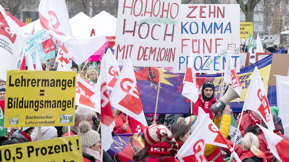 Lehrer und Erzieher demonstrieren für höhere Löhne und bessere Arbeitsbedingungen - der Schulausfall trifft viele Familien hart. Foto: Sebastian Kahnert/dpa