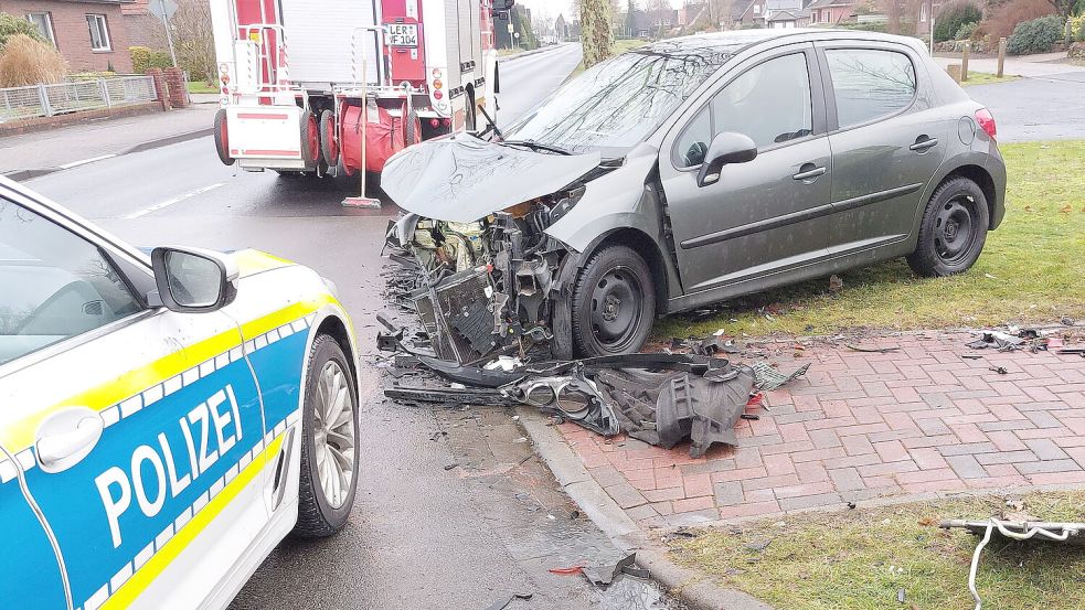 Durch den Aufprall wurden die Autos schwer beschädigt. Foto: Wolters