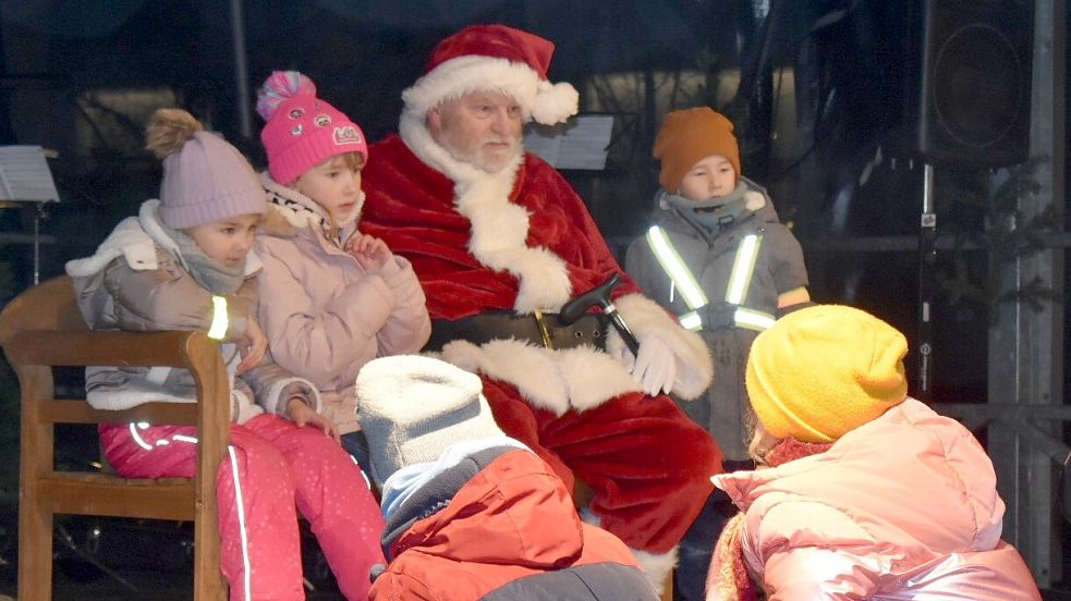 Auf dem Adventsmarkt bei der Volksbank in Westrhauderfehn können sich Kinder auch am Samstag und Sonntag, 9. und 10. Dezember, gemeinsam mit dem Weihnachtsmann ablichten lassen. Er wird ab jeweils 17 Uhr vor Ort sein. Foto: Zein