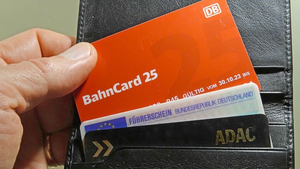 Nach dem Willen der Bahn bald Vergangenheit: Die Bahn-Card aus Plastik. Foto: dpa
