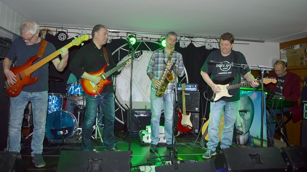 Die Band Feeling Floyd kam mit ihrem Auftritt beim Publikum in Plümers Gaststätte sehr gut an. Fotos: Weers