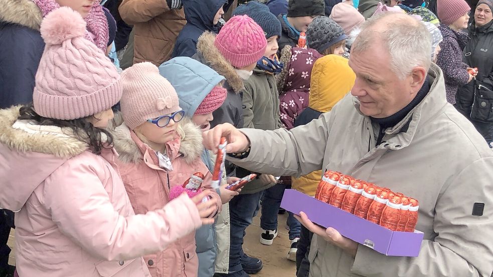 Nach ihrem Gesang bei der Eröffnung erhielten die Kinder von der Kindertagesstätte Wolkenreiter von Bürgermeister Günter Harders Schoko-Nikoläuse. Foto: Zein