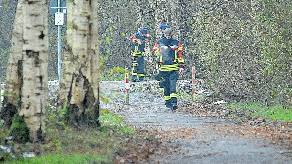 Mitglieder der Feuerwehren aus Warsingsfehn und Neermoor suchten am Freitag im Zentrum von Warsingsfehn nach dem vermissten Mann. Foto: Wolters