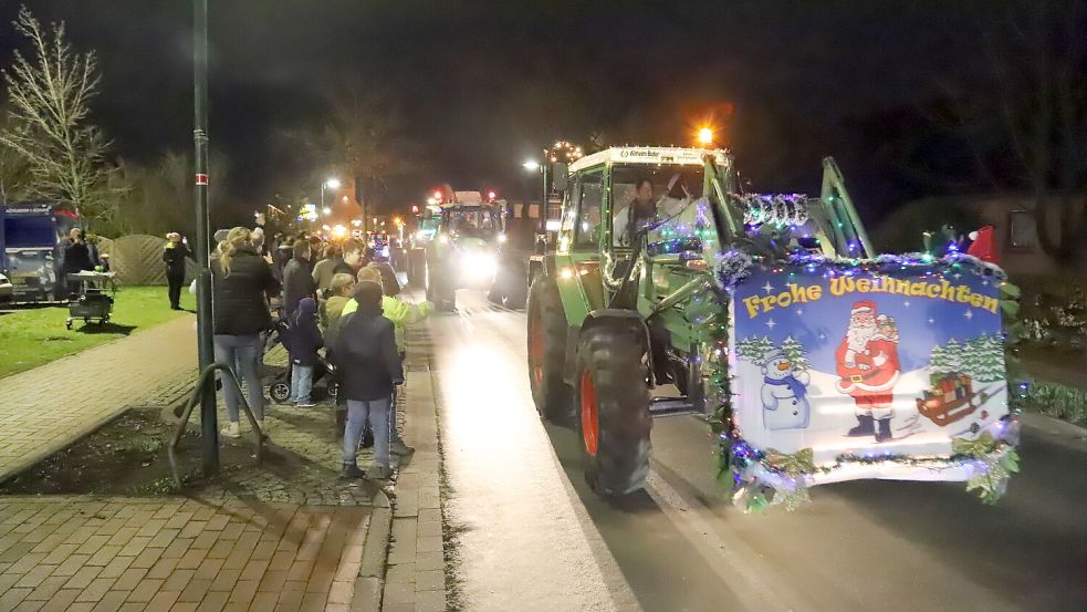 Mit Lichterketten und weihnachtlich dekoriert sollen die Traktoren über die Hauptstraße fahren, so wie bei der Premiere 2021. Foto: Landjugend