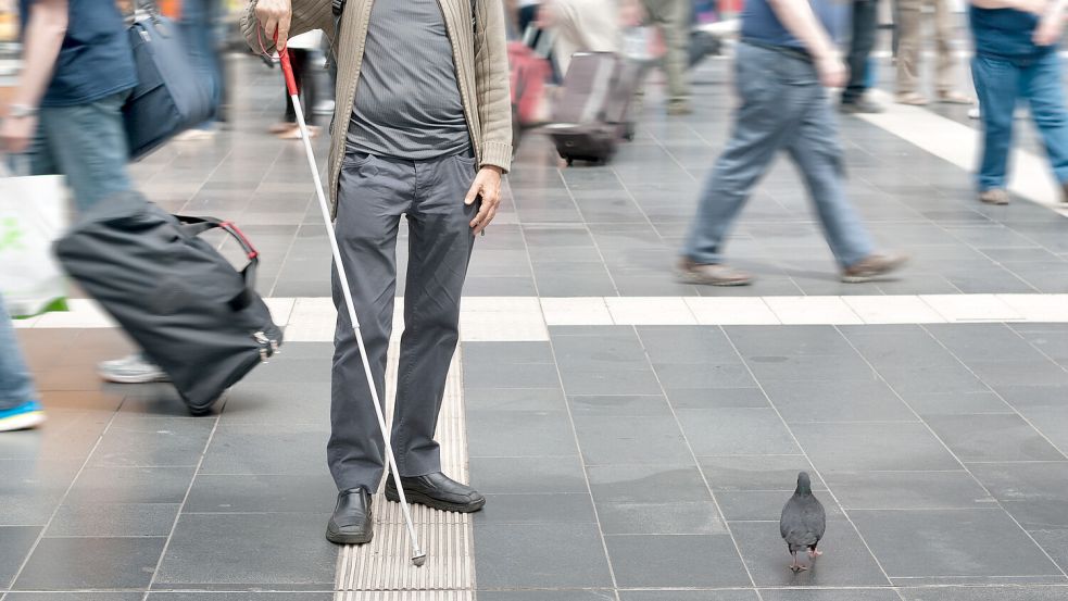 An trubeligen Orten wie etwa einem Bahnhof hilft es blinden Menschen , wenn sie akustisch vorwarnt werden, bevor eine Berührung oder Ähnliches stattfindet. Foto: Stock.Adobe.com