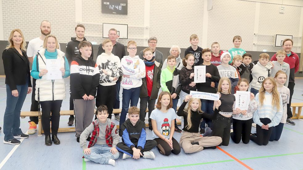 Die IGS Barßel wurde das Zertifikat „Sportfreundliche Schule“, sehr zu Freude auch der Schüler. Die Urkunde überreichte Ulrike Rieger (links). Foto: Passmann