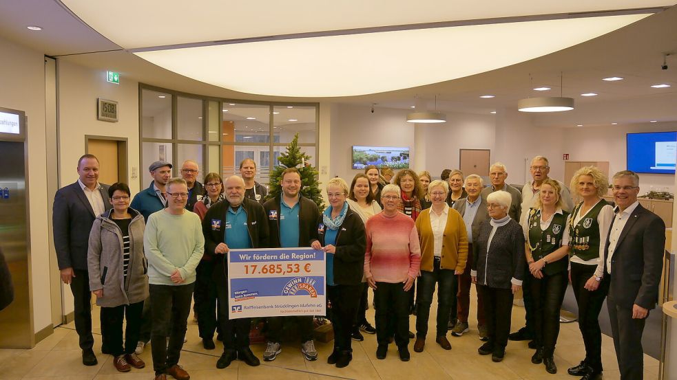 Gute Laune herrschte bei der Übergabe der Erlöse des Gewinnsparens in der Hauptfiliale der Raiffeisenbank Strücklingen-Idafehn in Idafehn. Die Bankvorstände Ralf Lüken (links) und Stefan Nowak (rechts) hatten zu der Feierstunde eingeladen. Foto: Kruse