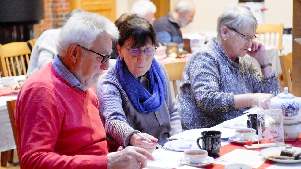 Bei der Weihnachtsausgabe des Rhauderfehner Seniorenquiz setzte sich Annemarie Nee aus Völlenerfehn (rechts) durch. Foto: Dierk Bent Piening