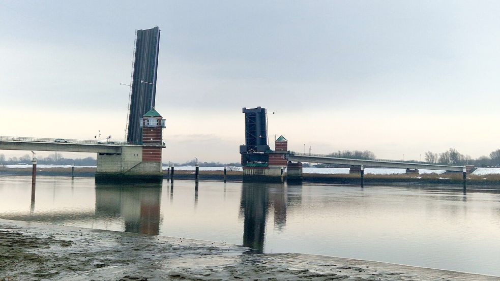 Die Jann-Berghaus-Brücke konnte am Sonntagabend nicht geöffnet werden. Archivfoto: Gettkowski