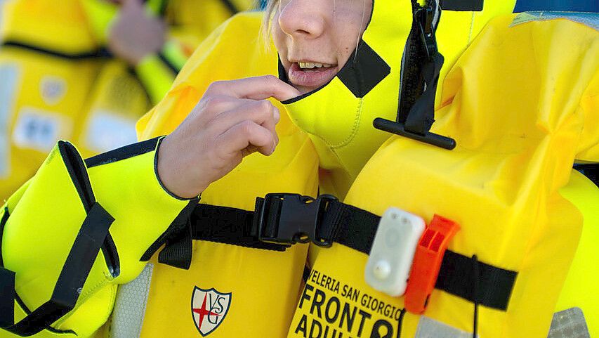 So sieht unsere Reporterin bei der Übung um Verlassen des Schiffes aus. Foto: Sea Eye/Greg Amgwerd