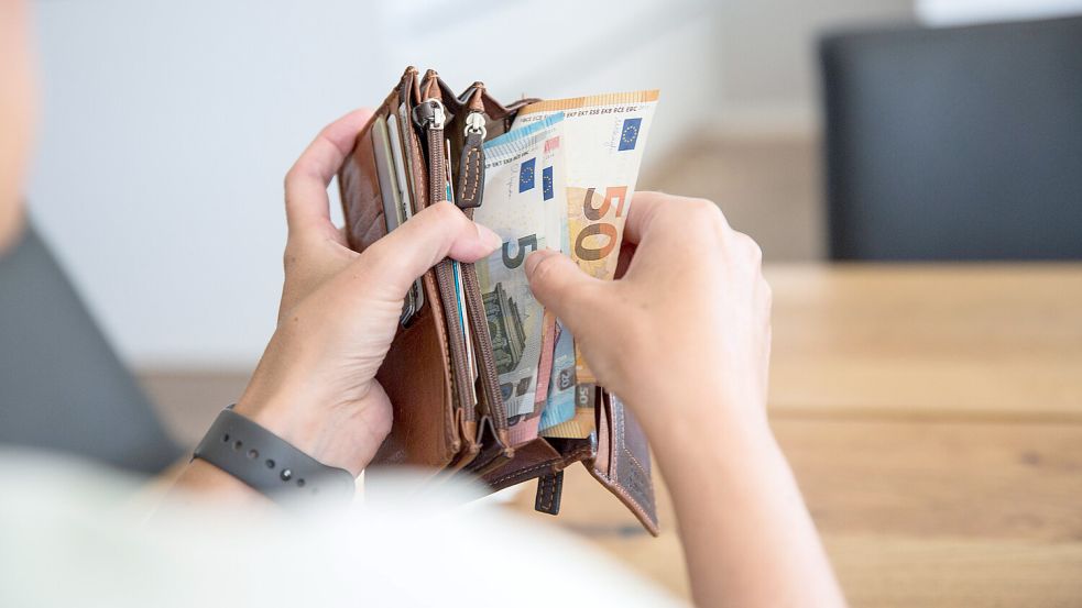 Mehr arbeiten und damit mehr Geld im Portemonnaie: Einer neuen Studie zufolge ist das nicht immer der Fall, weil Sozialleistungen wegfallen. Foto: IMAGO/Fotostand / K. Schmitt