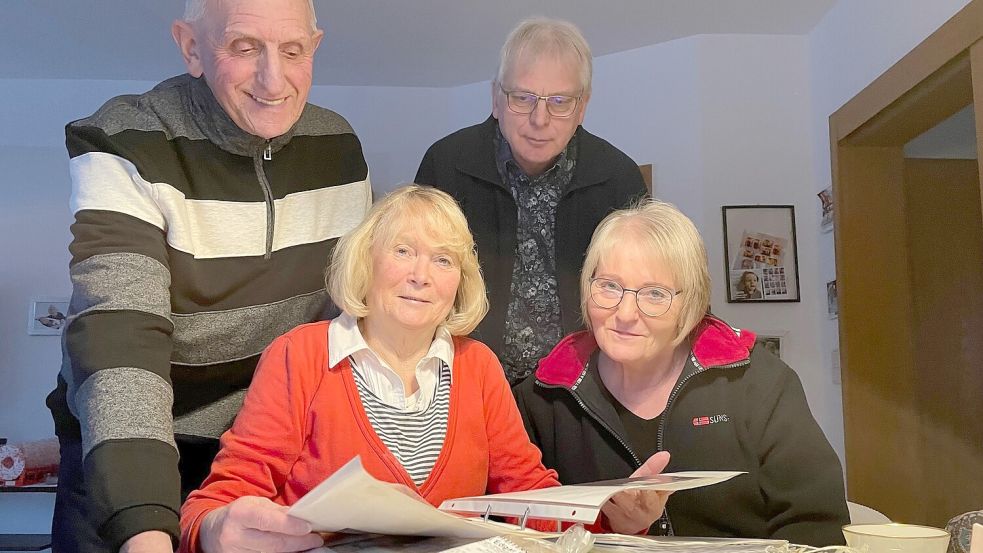 Stöberten beim Ausräumen des Hauses in Erinnerungen (von links): Theo Lueken, Ingrid Broich, Helmut Fennen und Anne Rother. Foto: Janßen