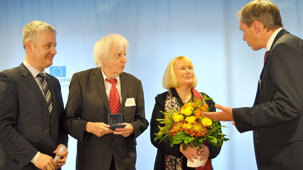 Preisverleihung 2012 in Berlin: Der SPD-Europaabgeordnete Matthias Groote (von links) überreichte Herbert und Ingrid Broich vom Arbeitskreis Schule Rhauderfehn zusammen mit dem Leiter des Informationsbüros des Europäischen Parlaments, Frank Piplat, den Europäischen Bürgerpreis. Bild: Archiv
