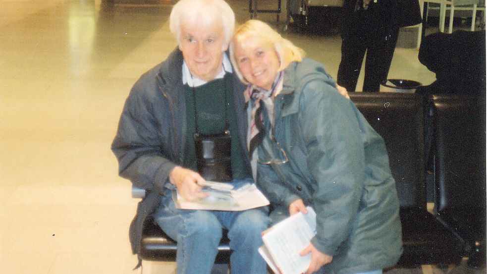 Waren viel unterwegs, um Brücken zu bauen und zu helfen: Ingrid und Herbert Broich 1997 auf dem Flughafen - unterwegs nach Russland. Foto: privat