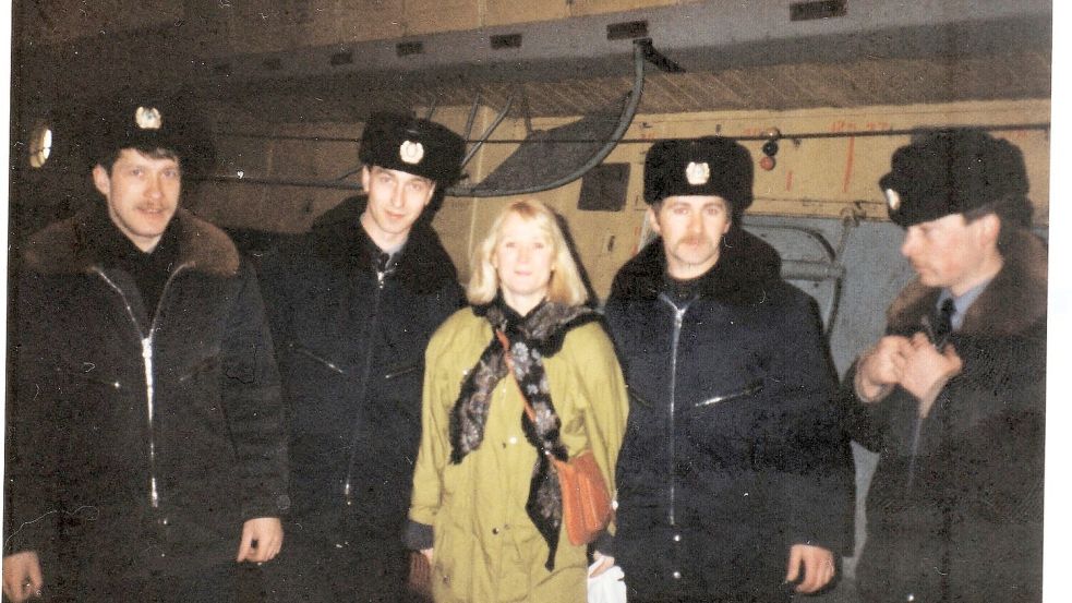Ingrid Broich begleitete 1991 einen Hilfstransport nach Russland. Der Kontakt zu den Menschen vor Ort war den Helfern aus Ostfriesland immer wichtig. Foto: privat