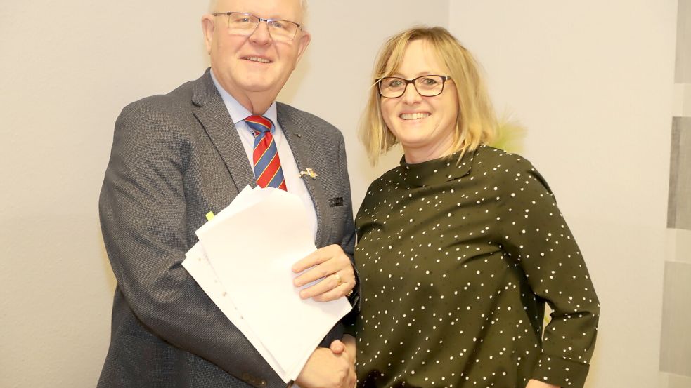 Barßels Stellvertretender Bürgermeister Johannes Geesen verpflichtete Margit Schulte (CDU) als neues Ratsmitglied. Foto: Passmann