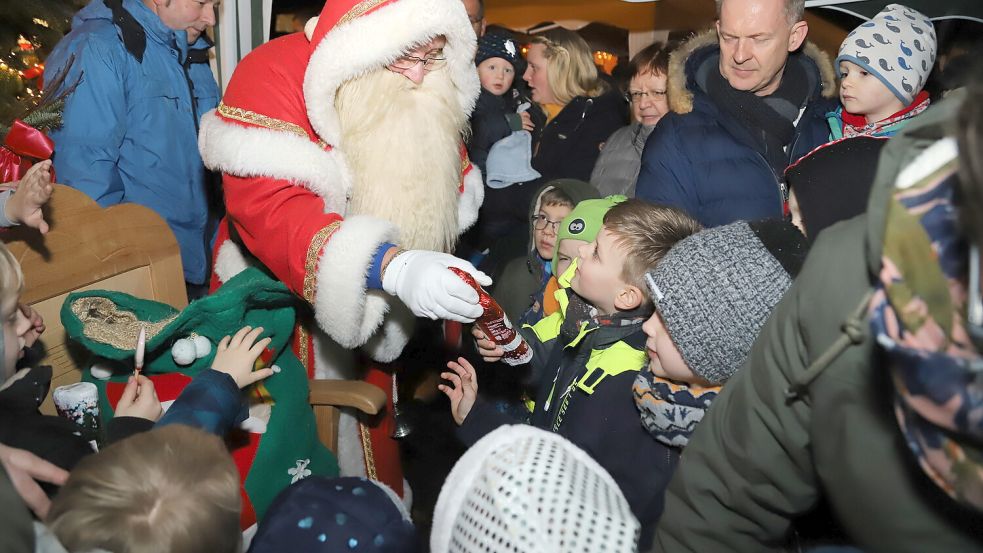 Der Nikolaus hat sein Kommen auf den Weihnachtsmarkt in Neuland zugesagt. Archivfoto: Passmann